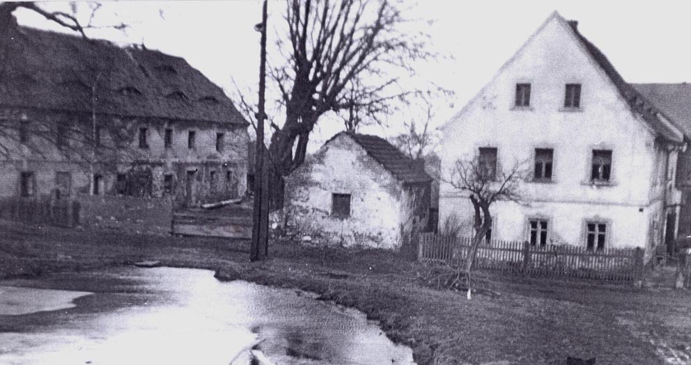 Náves s domy č. 2 a č. 3 (50. léta 20. století)