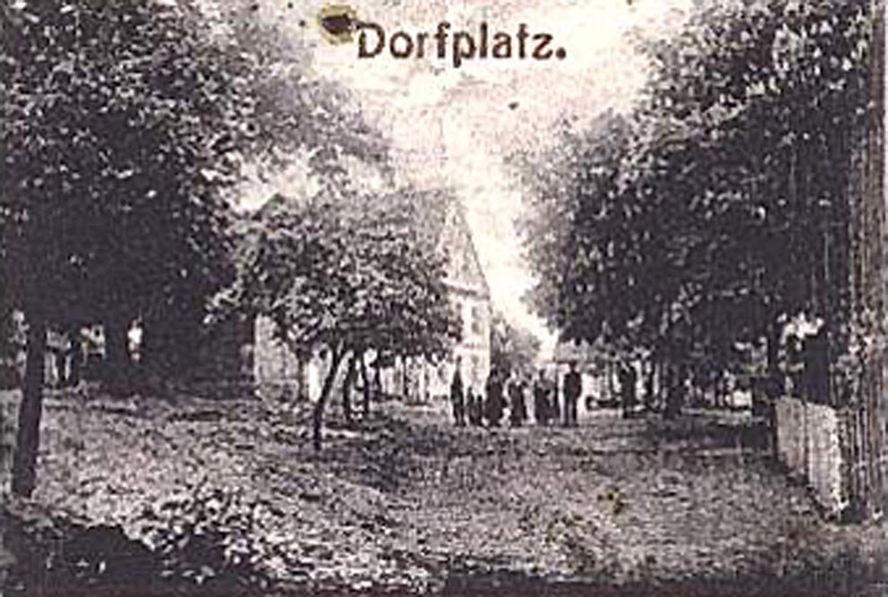 Der Dorfplatz (der Anfang des 20. Jahrhunderts)